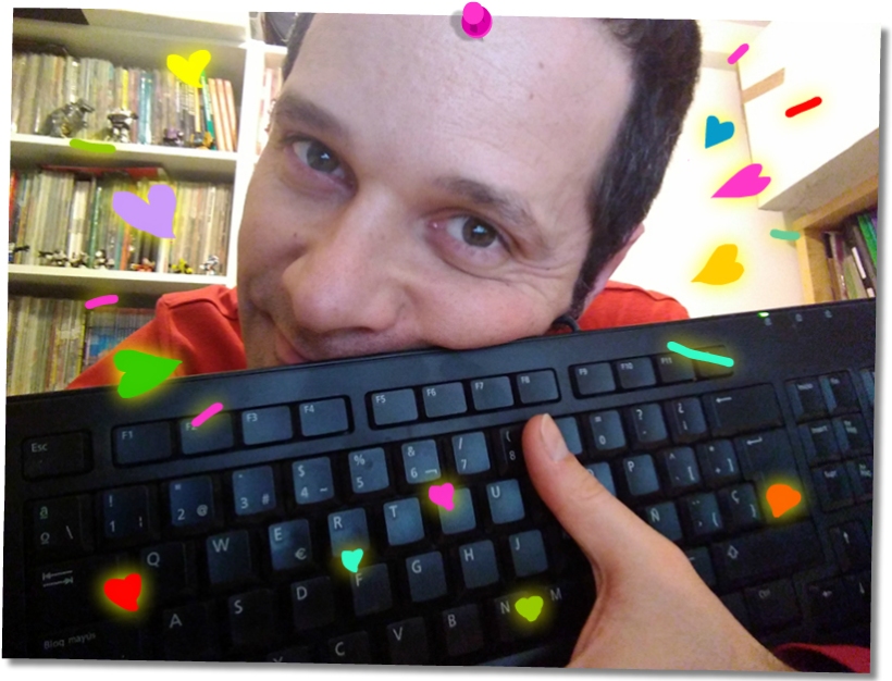 yo, agarrando mi teclado, lleno de corazones, en San Valentín